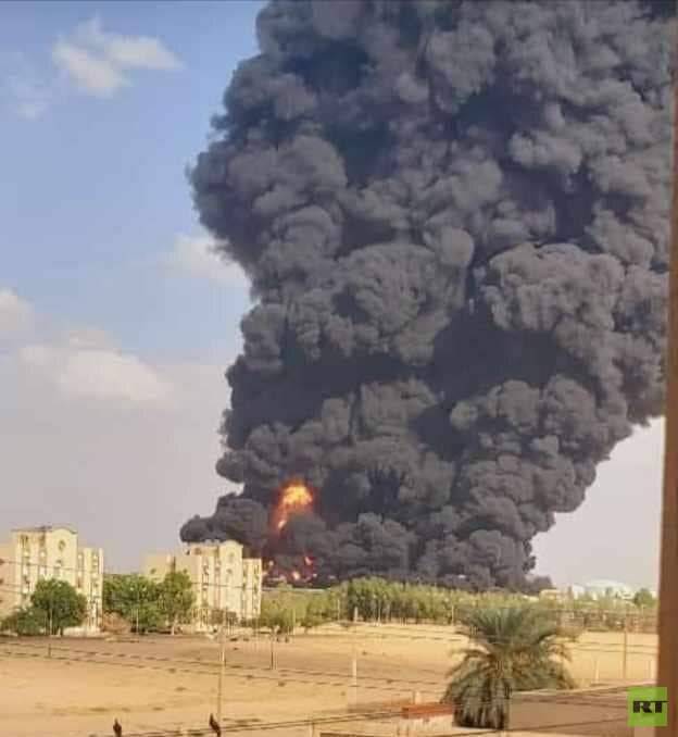 سحب الدخان الأسود تنبعث جراء حريق ضخم في مصفاة الجيلي