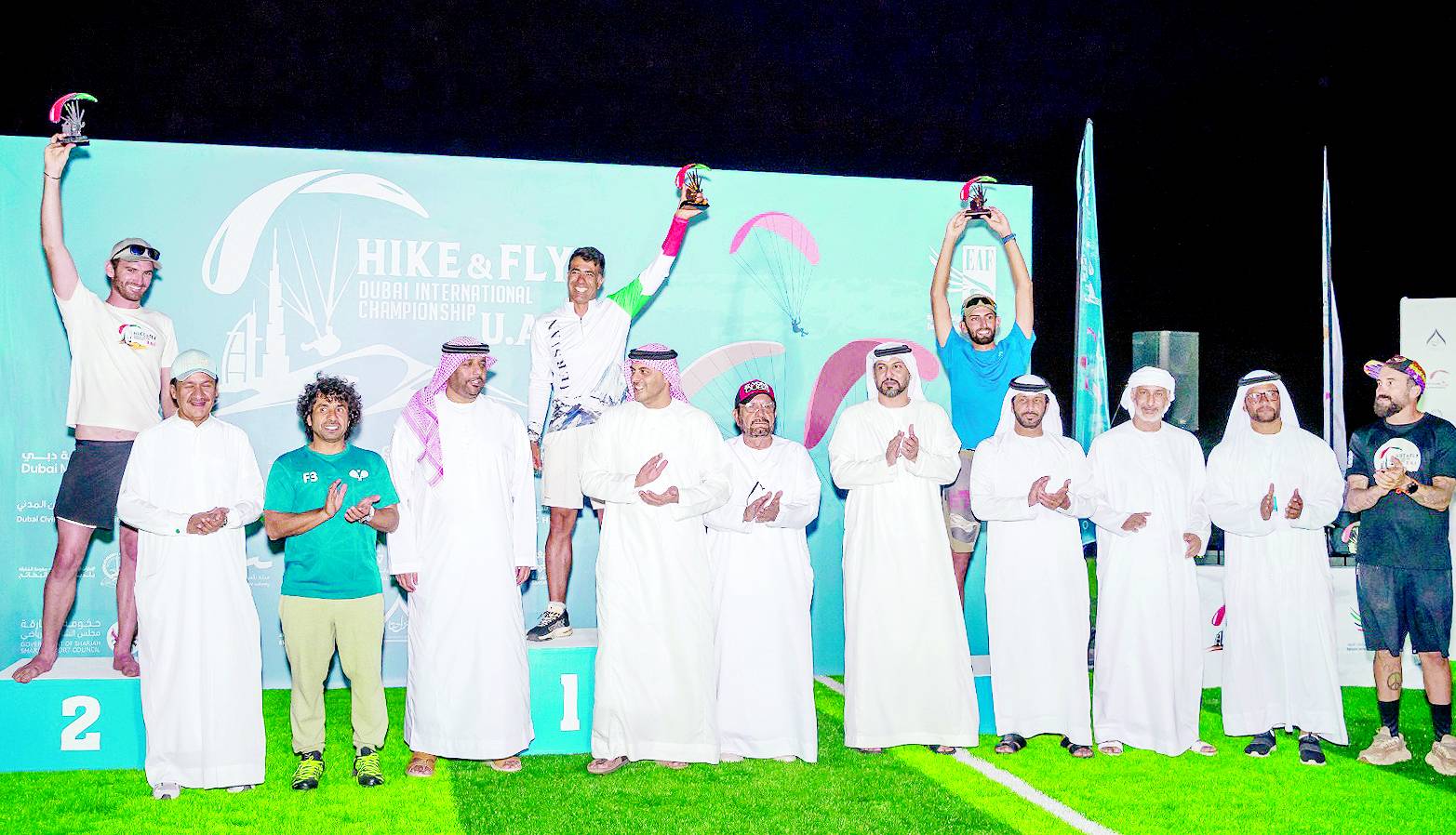 طارق القاسمي وعيسى هلال ونصر النيادي والحمادي مع الفائزين