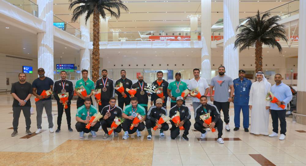 بعثة منتخب بناء الأجسام في لقطة تذكارية