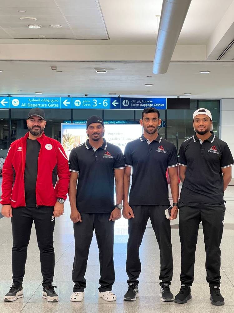 بعثة منتخب التجديف البحري لدى مغادرتها إلى تشينغداو