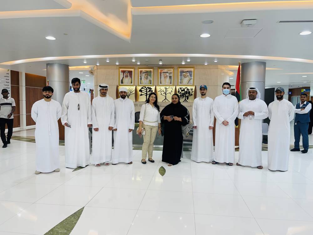 وفد طلابي يزور مستشفى راشد
