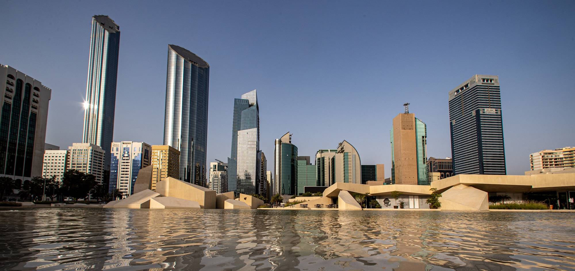 «أكسفورد للأعمال»: أبوظبي تحقق نموا متسارعا بفضل الرؤية الاستراتيجية للمستقبل