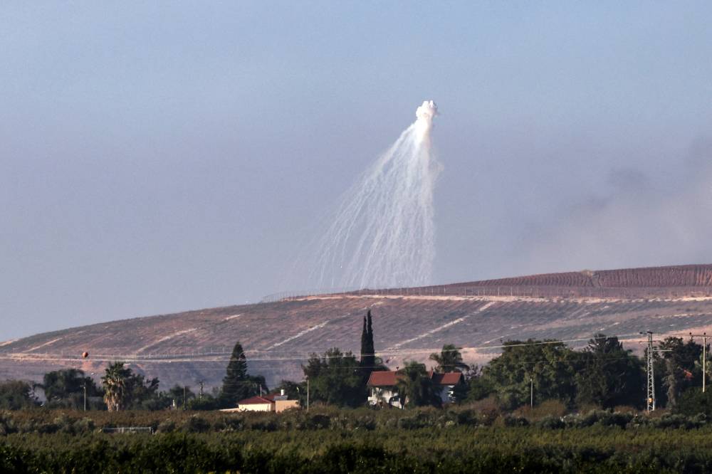 قذيفة أطلقتها إسرائيل فوق التلال في جنوب لبنان (أ ف ب) 