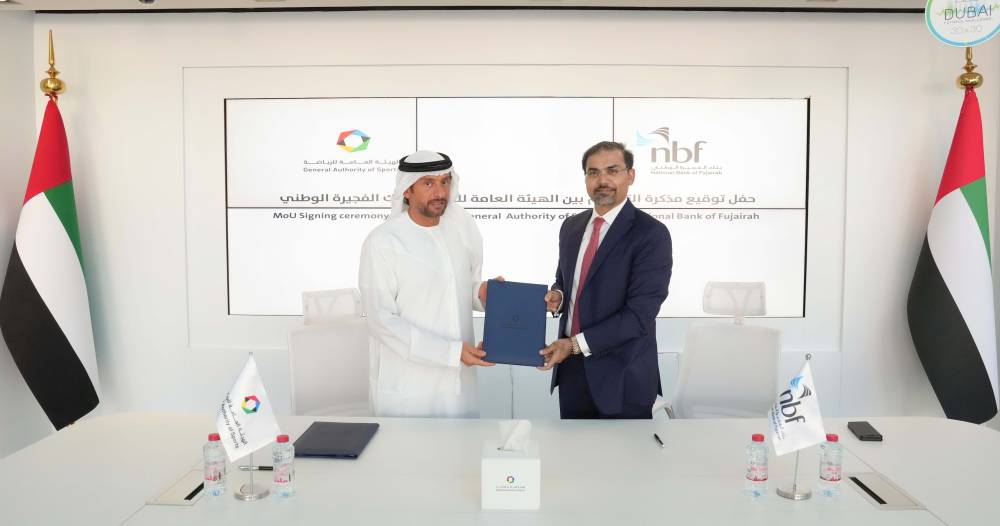 سهيل بن بطي وعدنان أنور يوقعان الاتفاقية