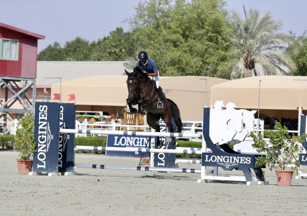 من منافسات القفز في نادي العين للفروسية