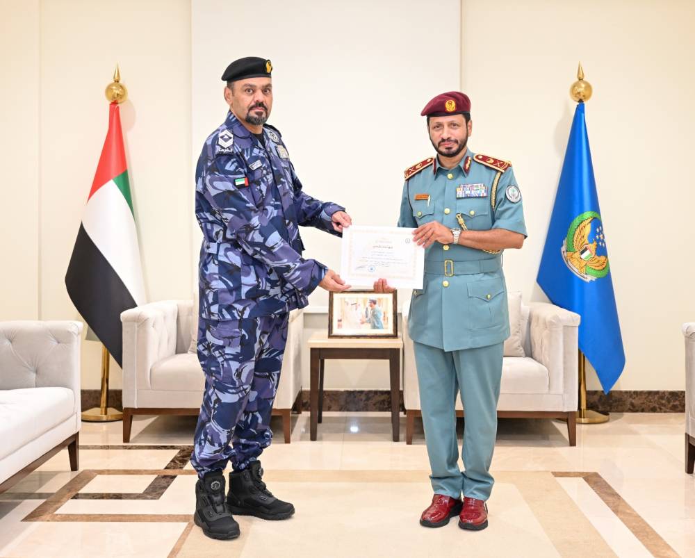 سيف الشامسي يكرّم أيوب محمد حسن