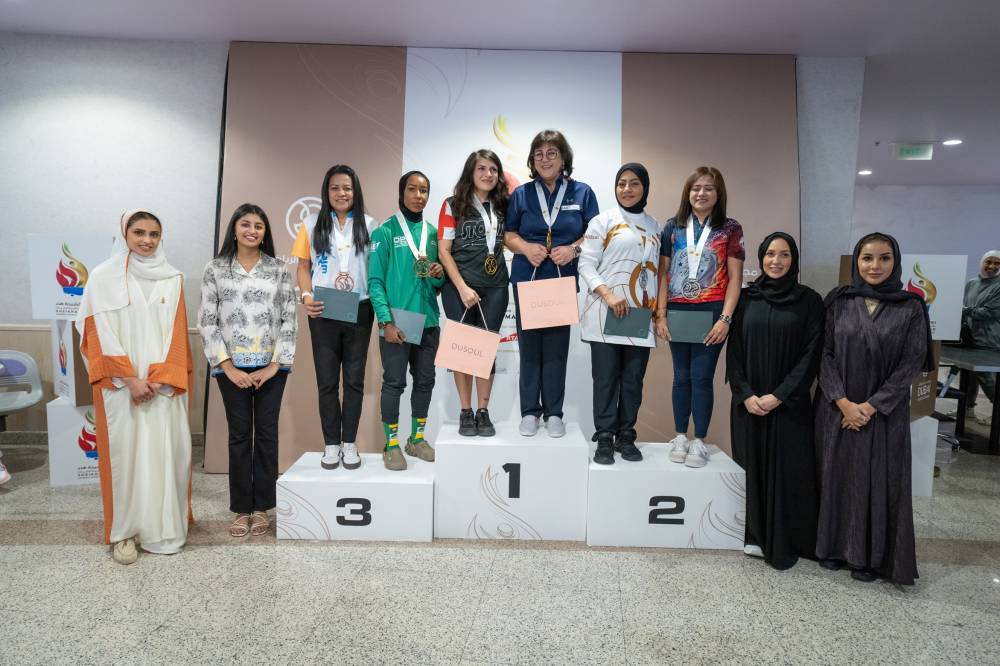 الفائزات في البولينج على منصة التتويج