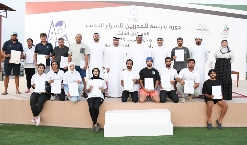 أحمد بن حمدان آل نهيان يتوسط الضيوف والمشاركين في الدورة