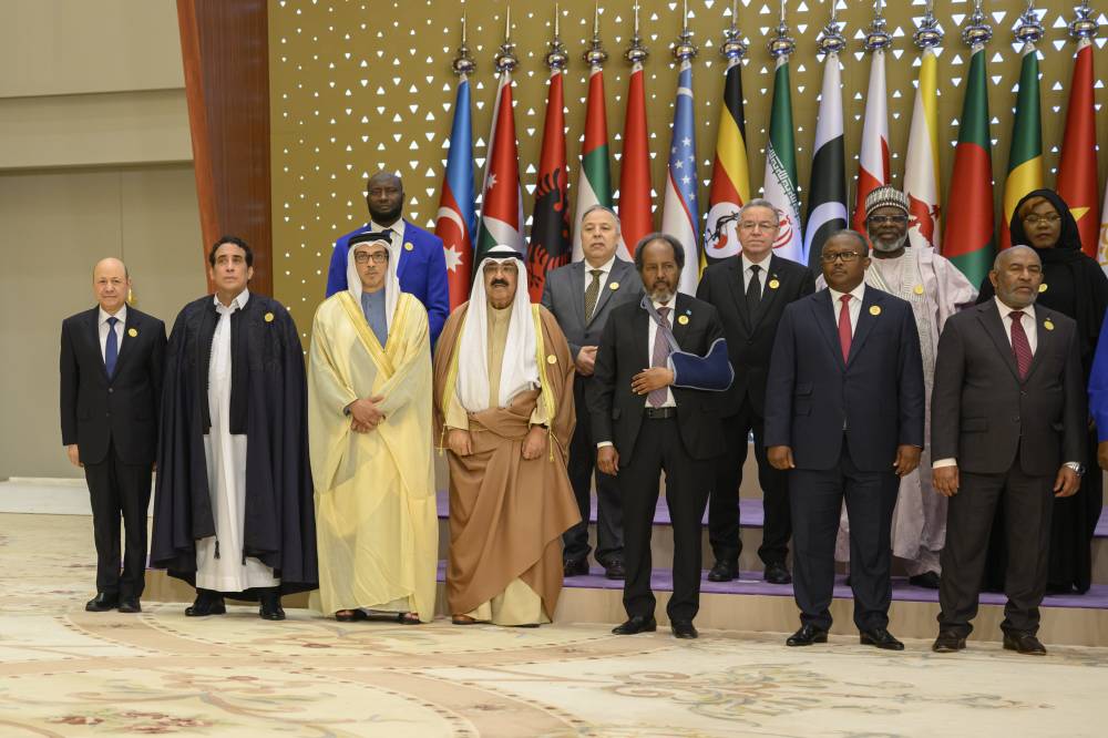 منصور بن زايد ومشعل الأحمد الصباح وعدد من القادة في صورة جماعية (وام)