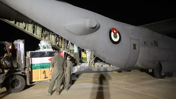 الأردن ينزل مساعدات طبية عاجلة جواً إلى غزة