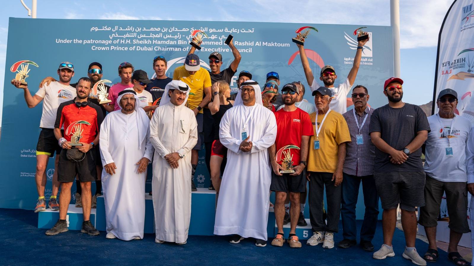 الحمادي والمازمي وسالمين يتوسطون الفائزين