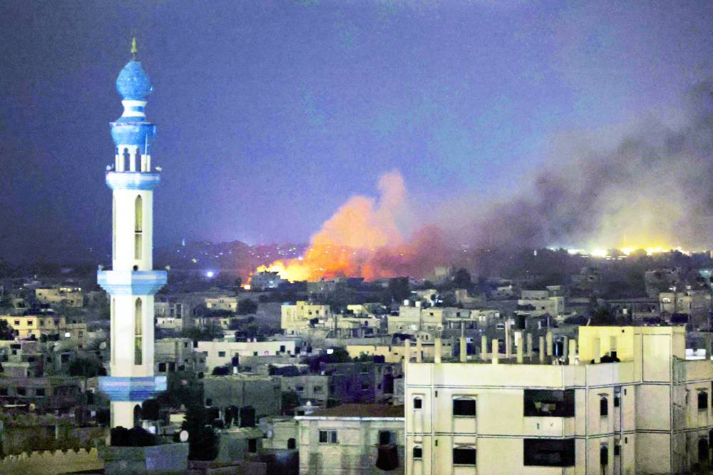 حريق مشتعل بعد غارات إسرائيلية على رفح 
(أ ف ب)