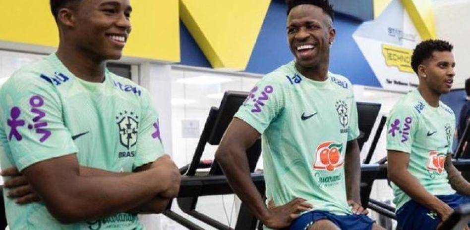 أندريك (يسار) مع فيني ورودريغو 