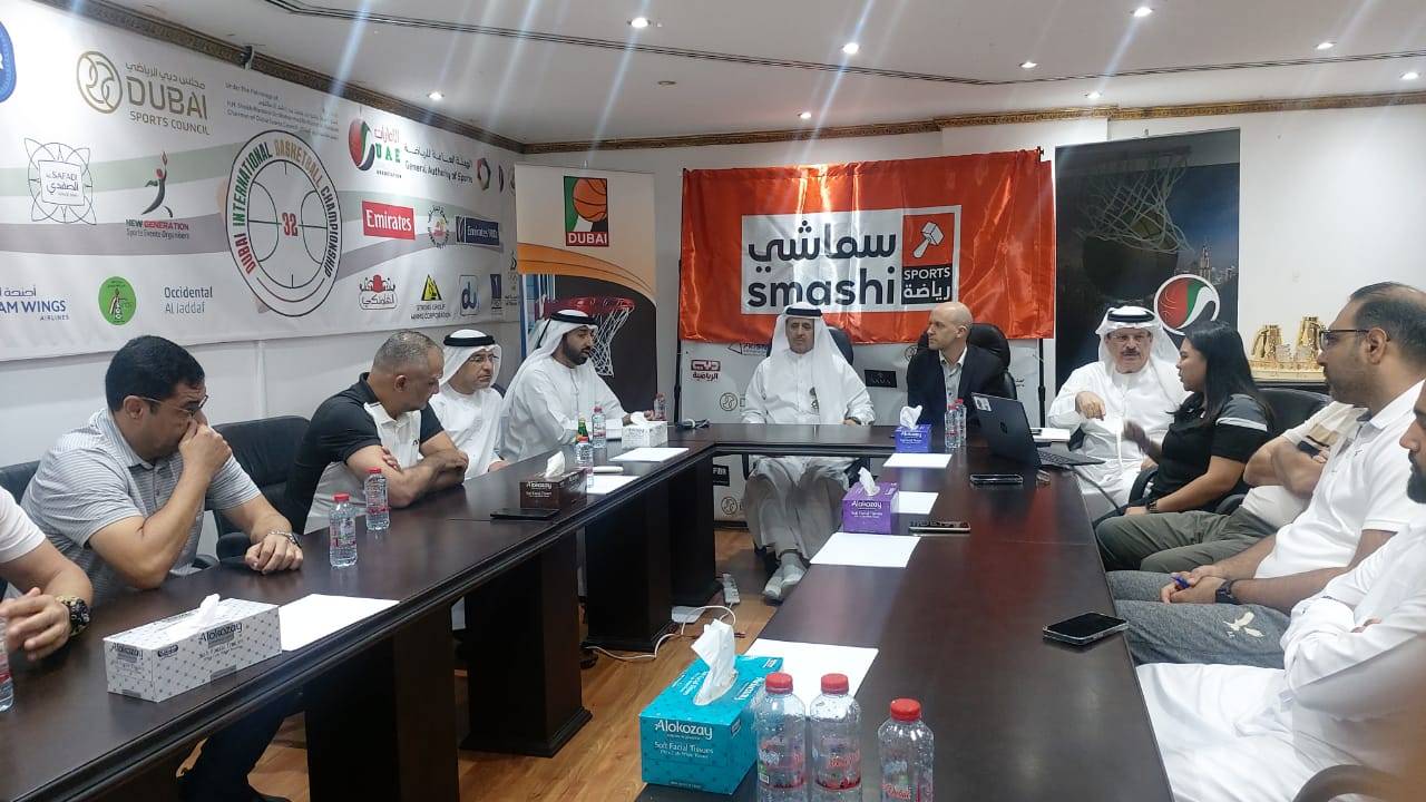 القرقاوي وريتشارد يتوسطان حضور المؤتمرالصحفي