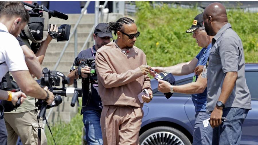 رئيس مرسيديس يمنع هاميلتون من القمار