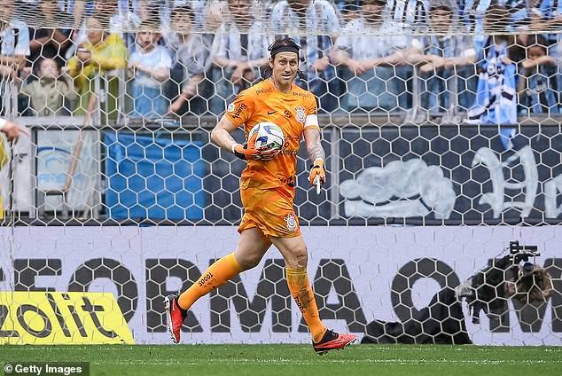 كاسيو يحمل الكرة بعد إلغاء الهدف 