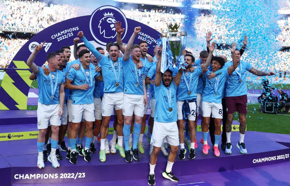 لاعبو سيتي يرفعون كأس بطولة الدوري