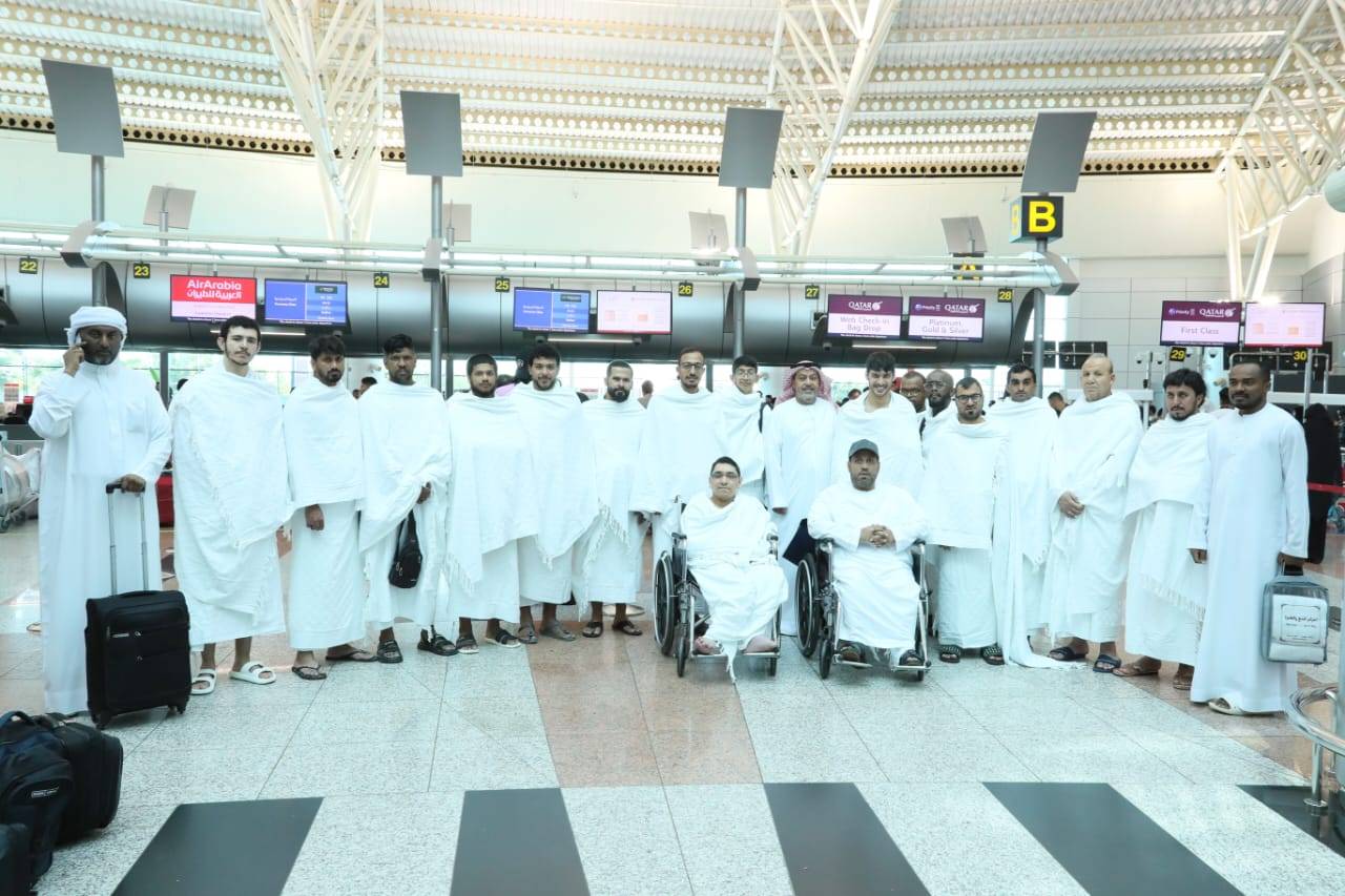 أعضاء نادي الثقة للمعاقين يؤدون مناسك العمرة