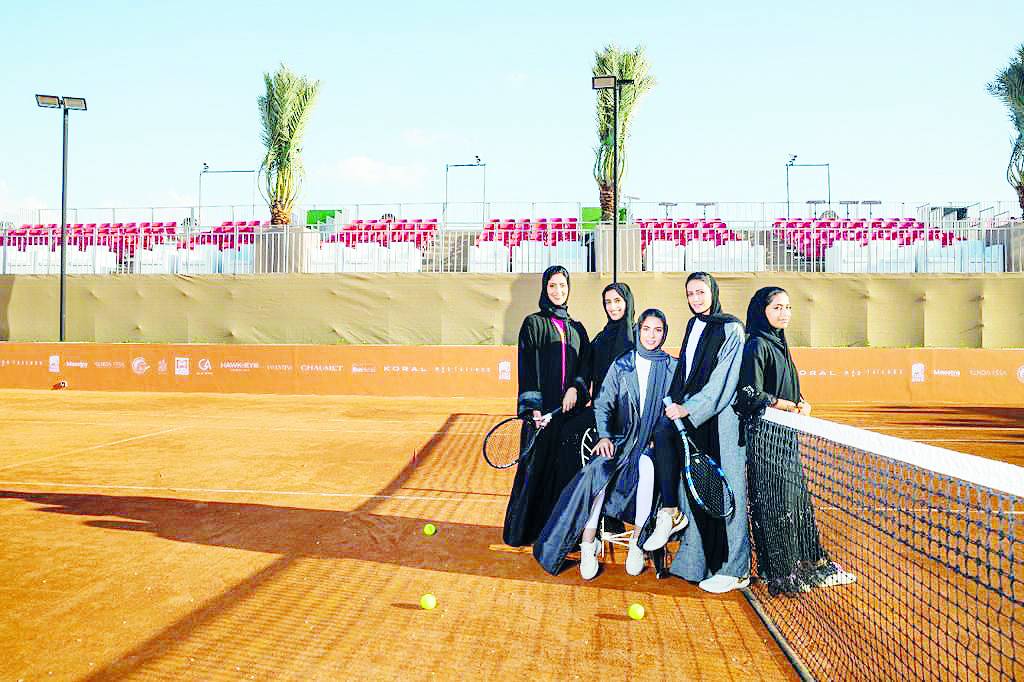 لقطة تذكارية لمشاركات في البطولة