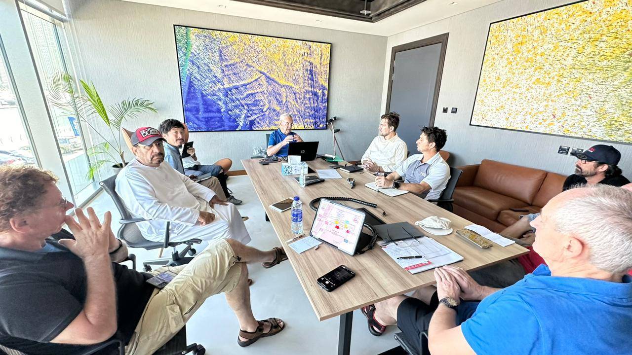 جانب من اجتماع اللجنة الفنية مع الطيارين