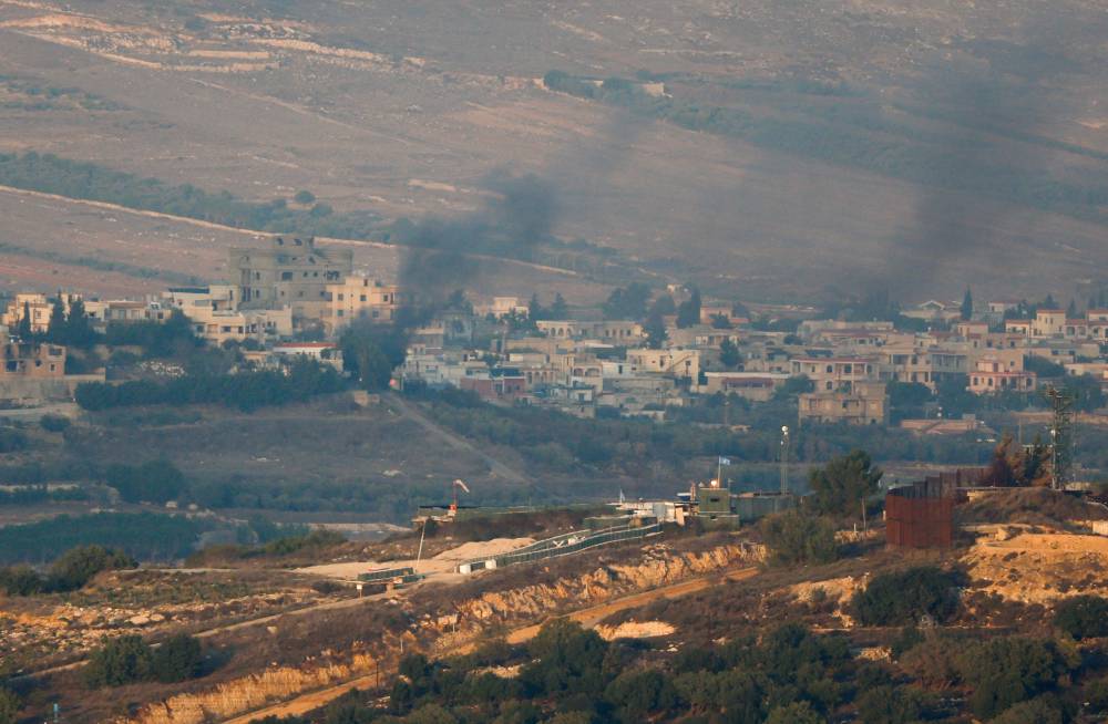 دخان يتصاعد بالقرب من الحدود مع لبنان في شمال إسرائيل
(رويترز)