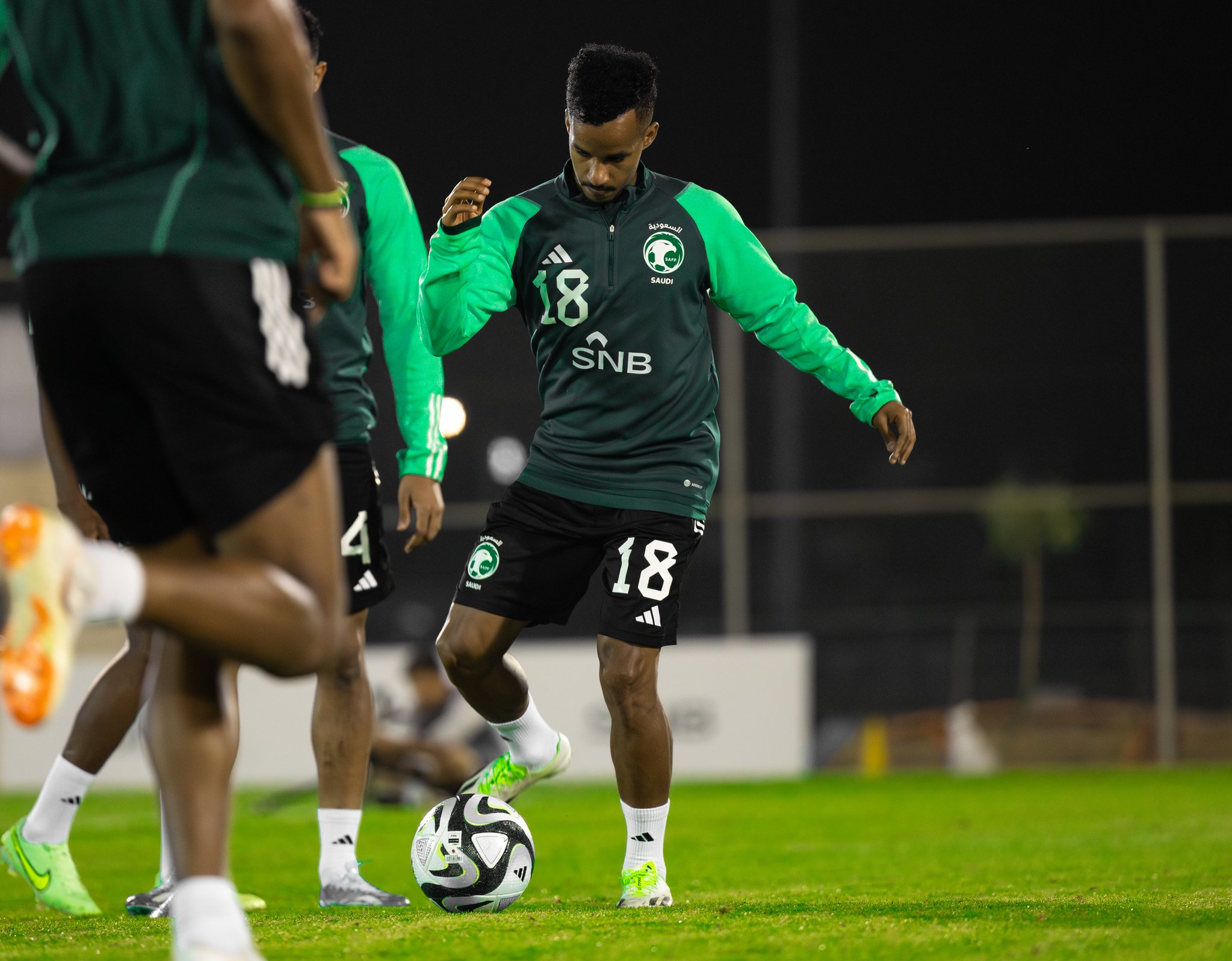 «الأخضر» يبحث عن الانتصار الأول مع مانشيني