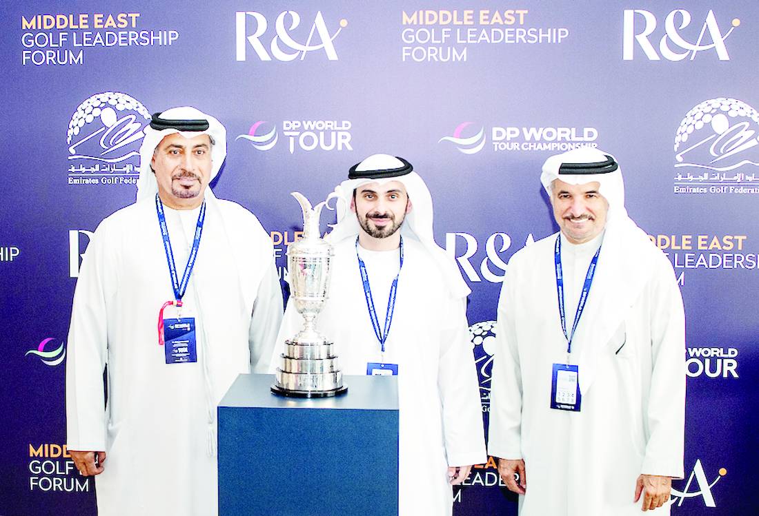 كبار الشخصيات في صورة تذكارية مع كأس بطولة بريطانيا المتواجدة للعرض في الحدث
