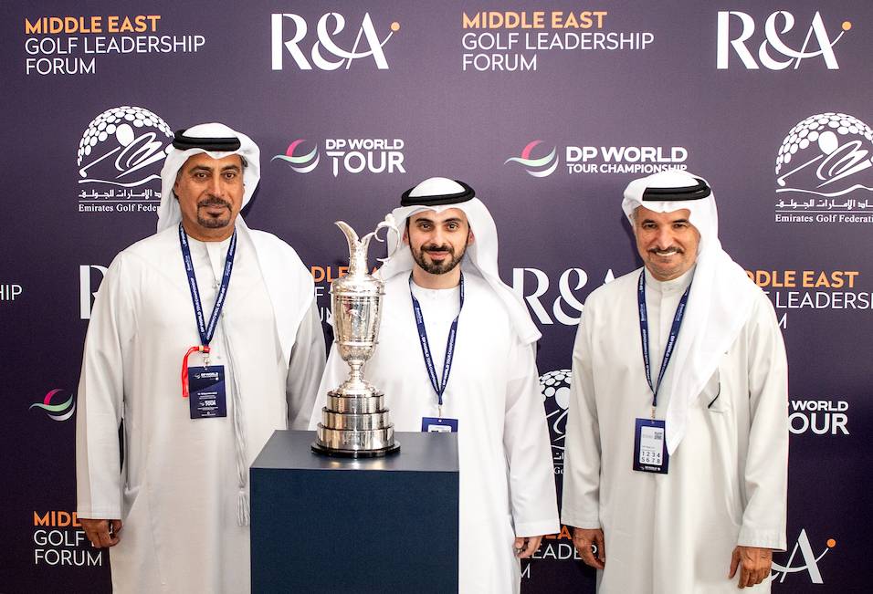 كبار الشخصيات في صورة تذكارية مع كأس بطولة بريطانيا المتواجدة للعرض في الحدث