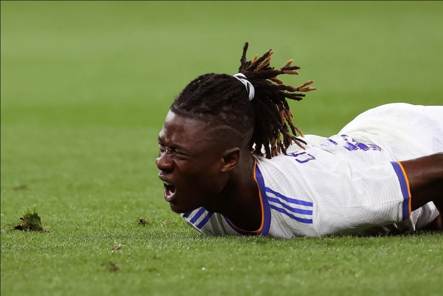 إصابة بليغة لكامافينغا.. هل تمثل ضربة قاسية لريال مدريد؟