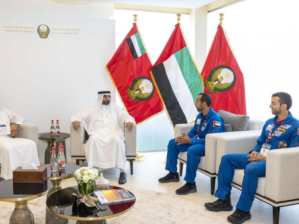 البواردي يستقبل رائدي الفضاء سلطان النيادي وهزاع المنصوري في «معرض دبي للطيران»
