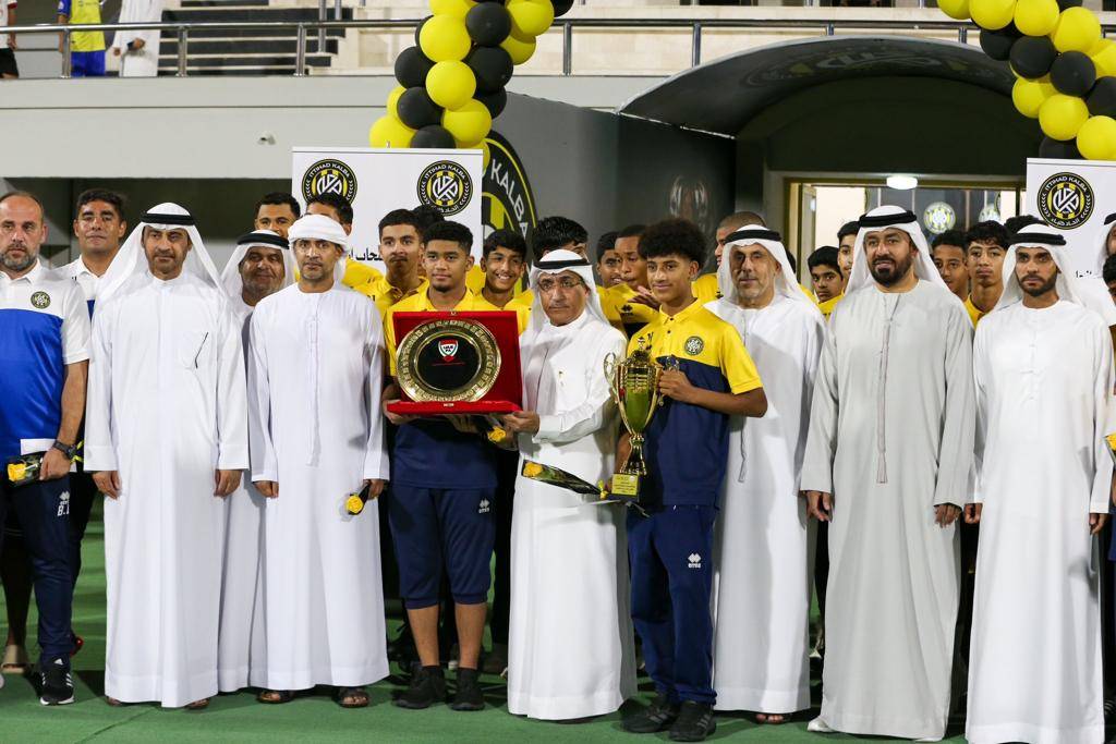 سعيد القاسمي واليماحي مع المكرمين