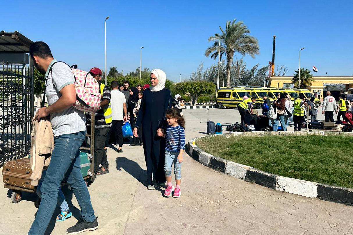 مواطنون أجانب يفرون من قطاع غزة يصلون إلى الجانب المصري من معبر رفح 
(أ ف ب)