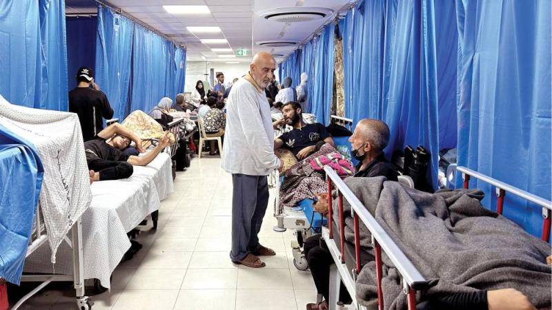 بعد أمر بإخلائه.. 450 مريضاً عالقون في مستشفى الشفاء والمئات غادروا سيراً