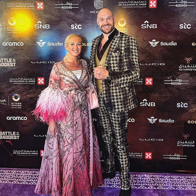 ملك الغجر مع زوجته باريس