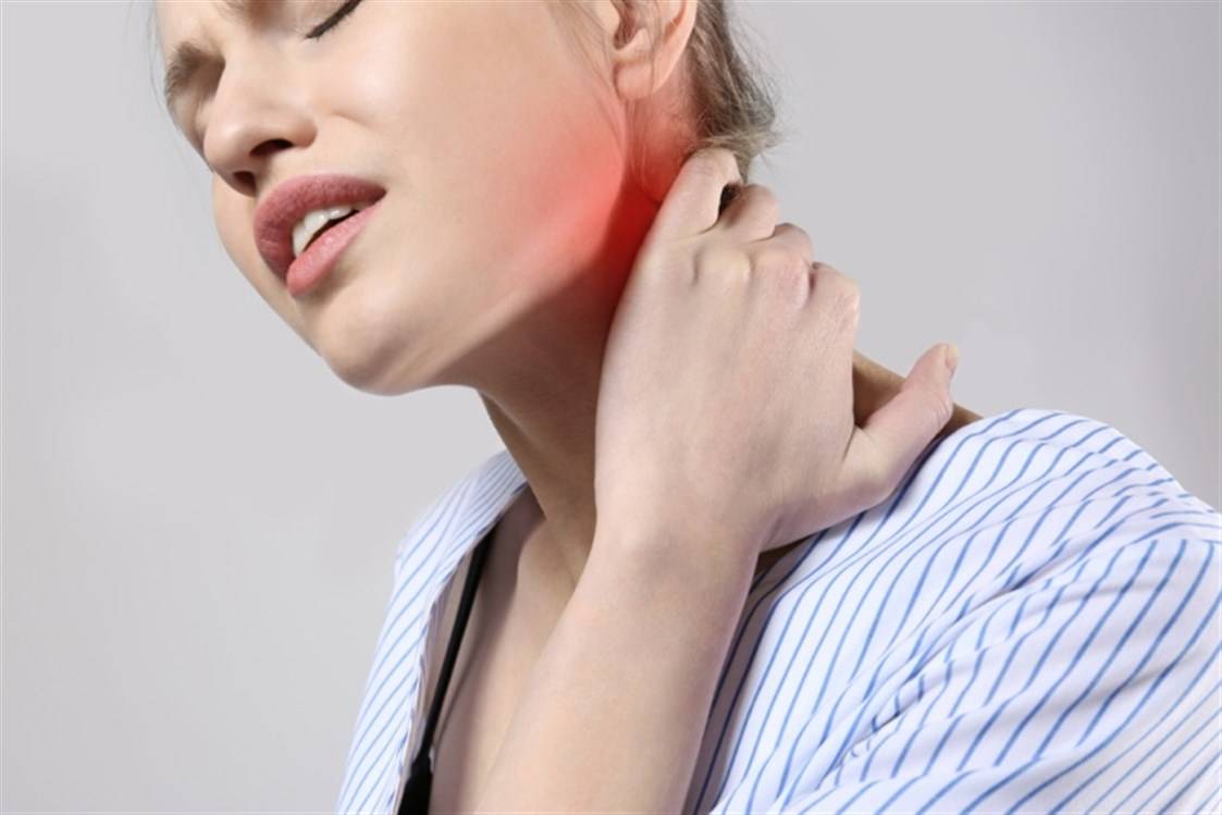 أسباب مقلقة لآلام الرقبة أحياناً تكون خطرة.. تعرّف إليها