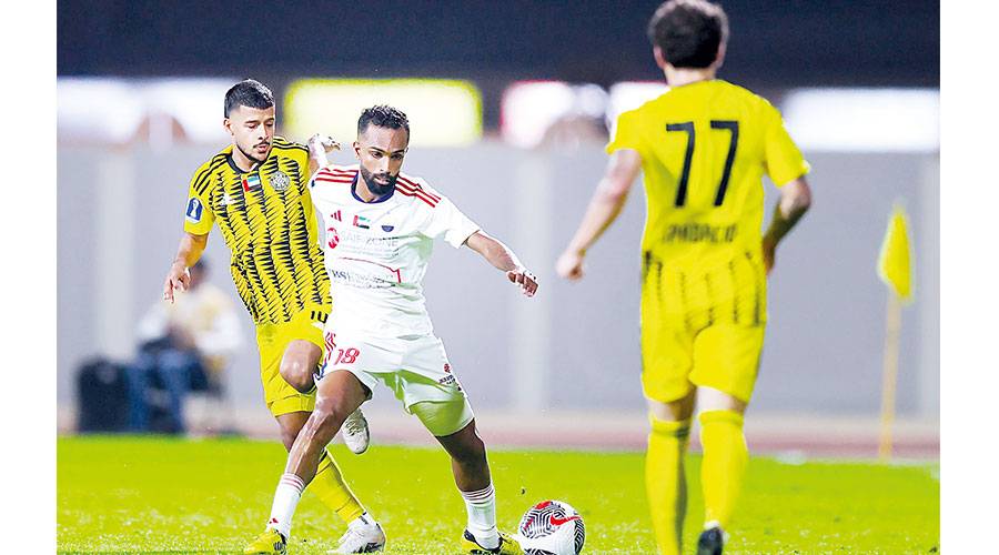 عبدالله غانم يصل الكرة قبل قائدي