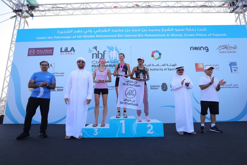 عبدالله الشرقي مع الفائزات في فئة السيدات