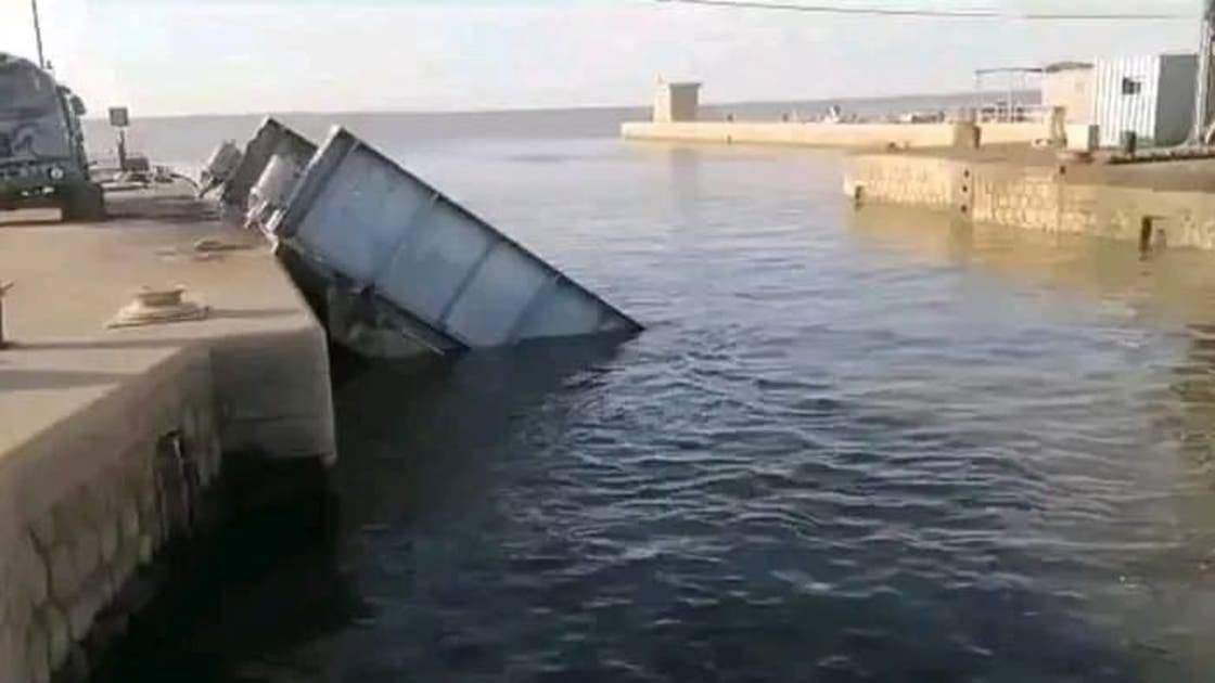 جانب من الدمار الذي حل في جسر خزان جبل أولياء.