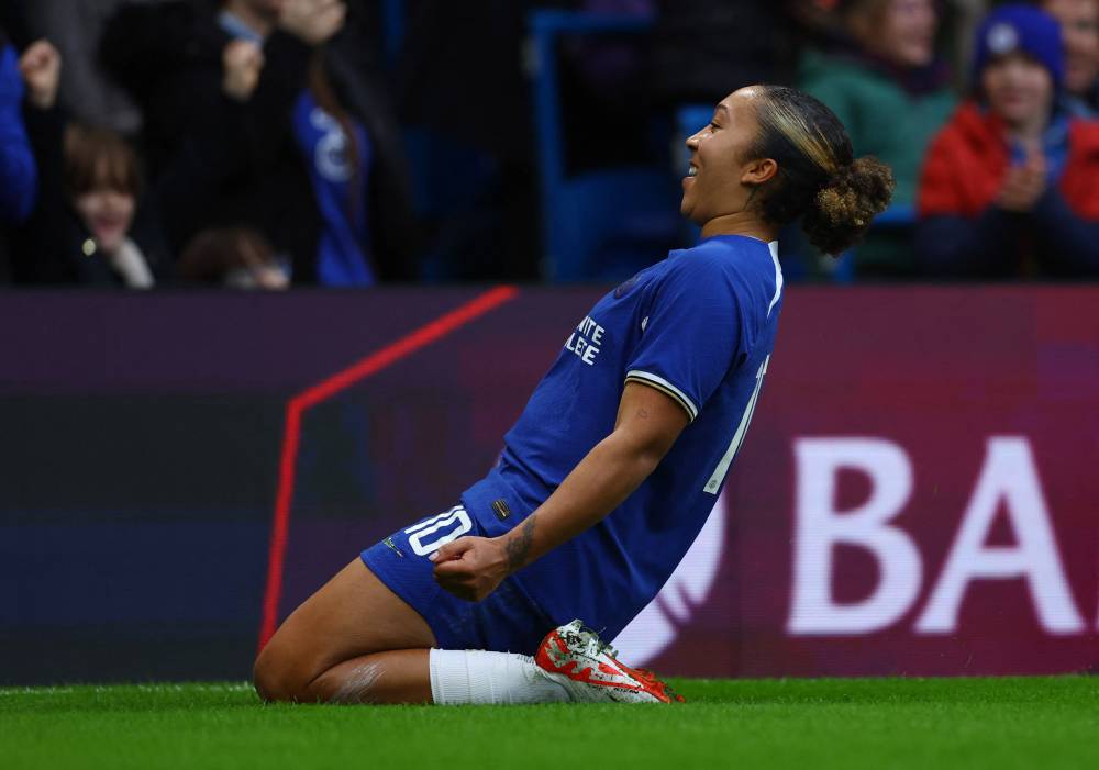 لورين جيمس تحتفل