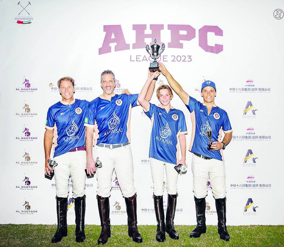 لاعبو فريق «الفيصل باور هورس» يحتفلون بالكأس