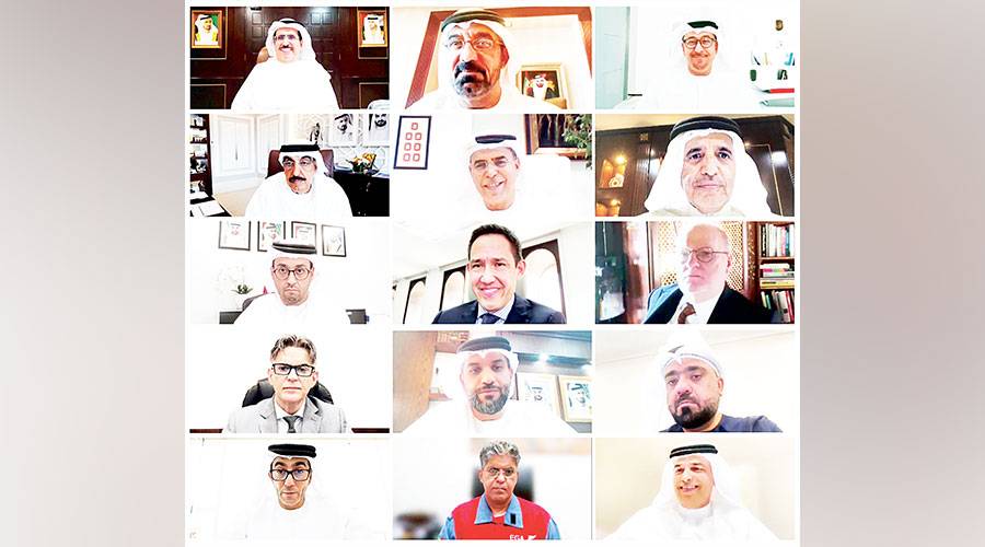  أحمد بن سعيد مترئساً الاجتماع بحضور سعيد الطاير 