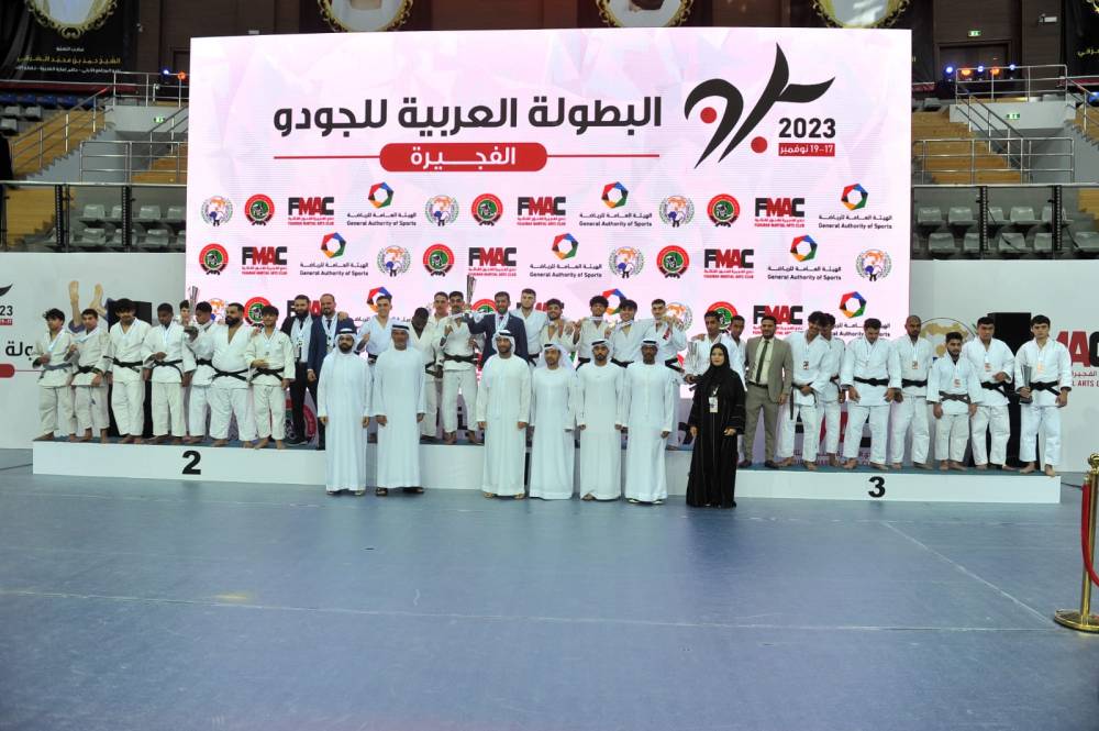 عبدالله الشرقي يتوج الفائزين (تصوير: عصام حمزة)