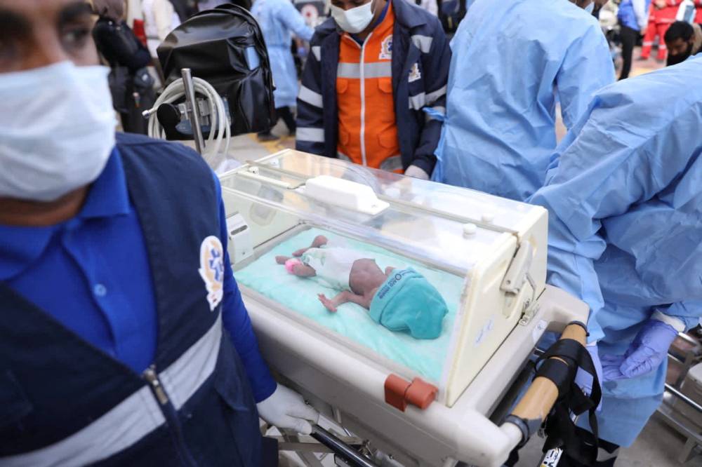 تلقوا رعاية إماراتية حثيثة.. إجلاء 28 طفلاً خديجاً من غزة إلى مصر