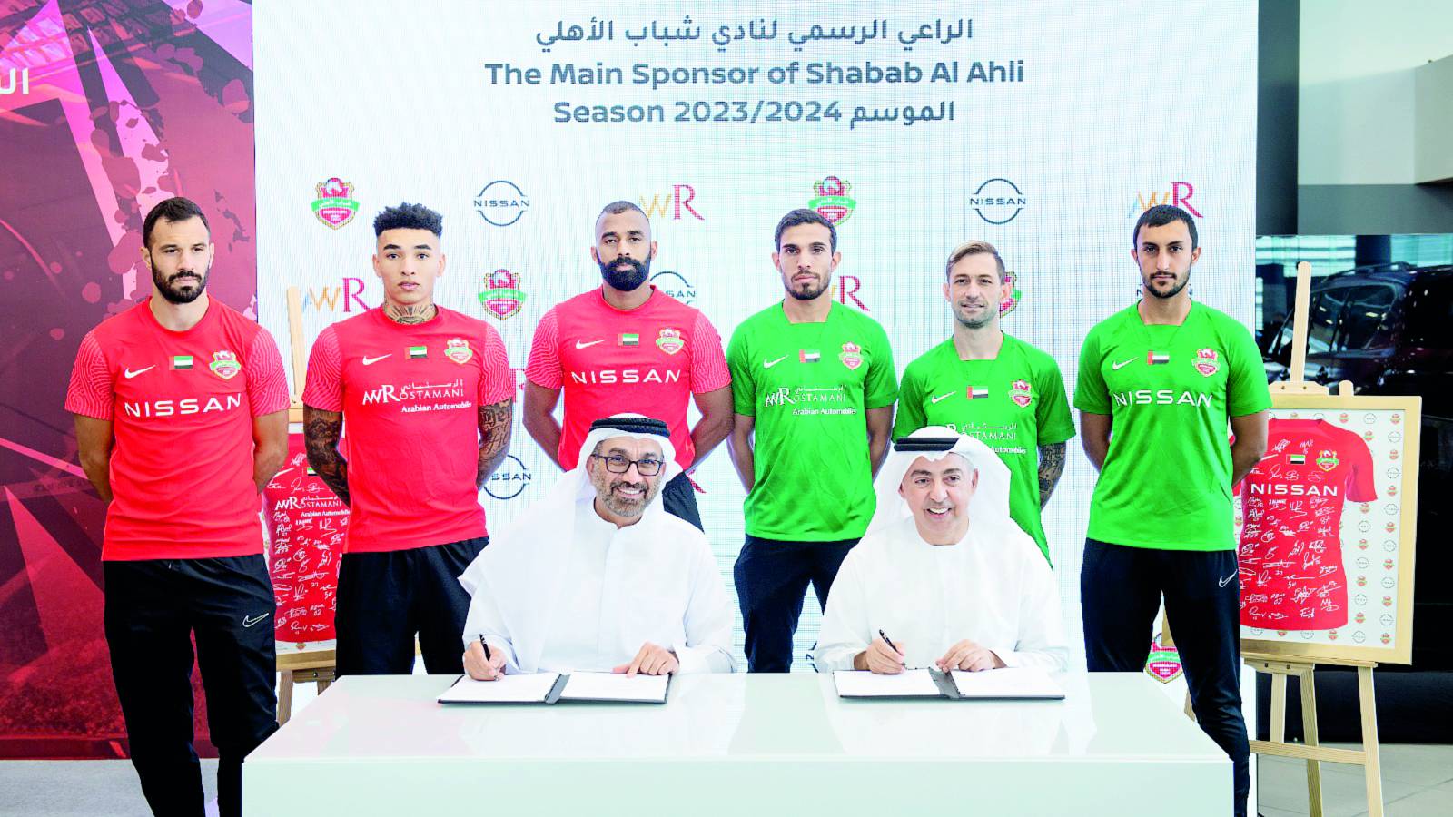 من التوقيع بحضور لاعبي الفريق الأول