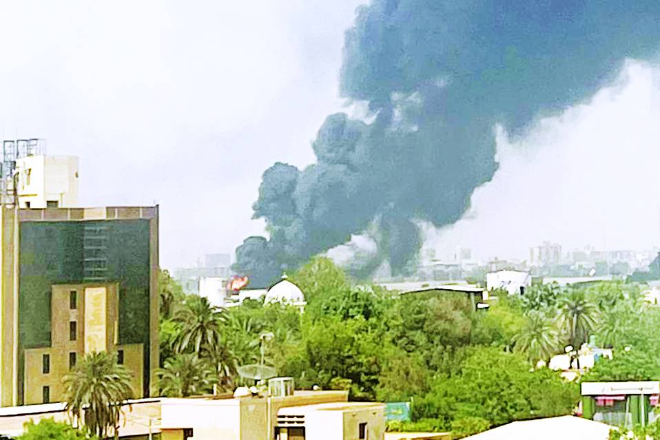 سحب من الدخان في سماء الخرطوم جراء المعارك المستمرة منذ أشهر