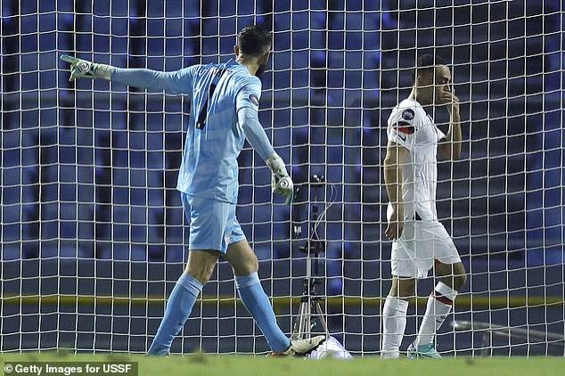 مدافع برشلونة يتعرض للتوبيخ بعد طرد غبي