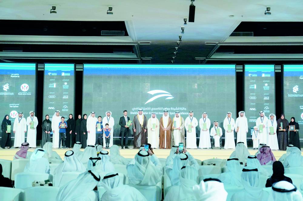 سلطان بن أحمد مع المكرمين بحضور الحزامي