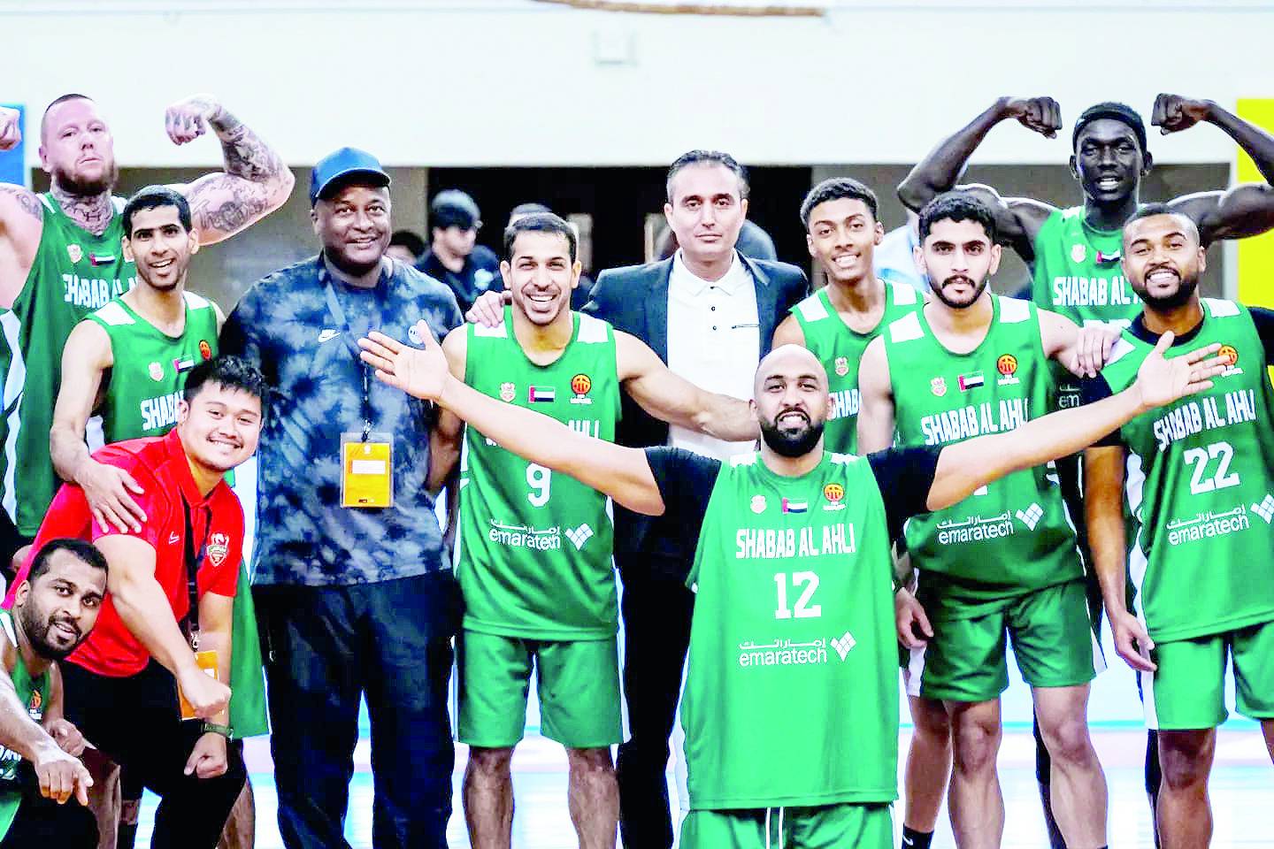 لاعبو شباب الأهلي يحتفلون بالفوز 