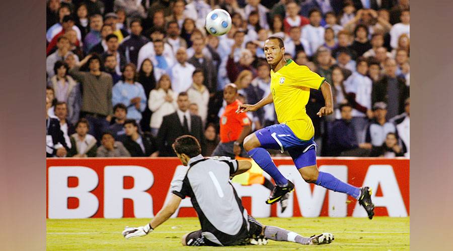  فابيانو يسجل في شباك الأرجنتين بتصفيات مونديال 2010 