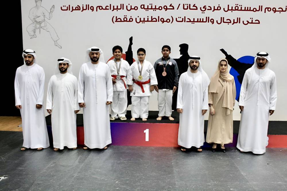 كبار الحضور مع نجوم المستقبل 